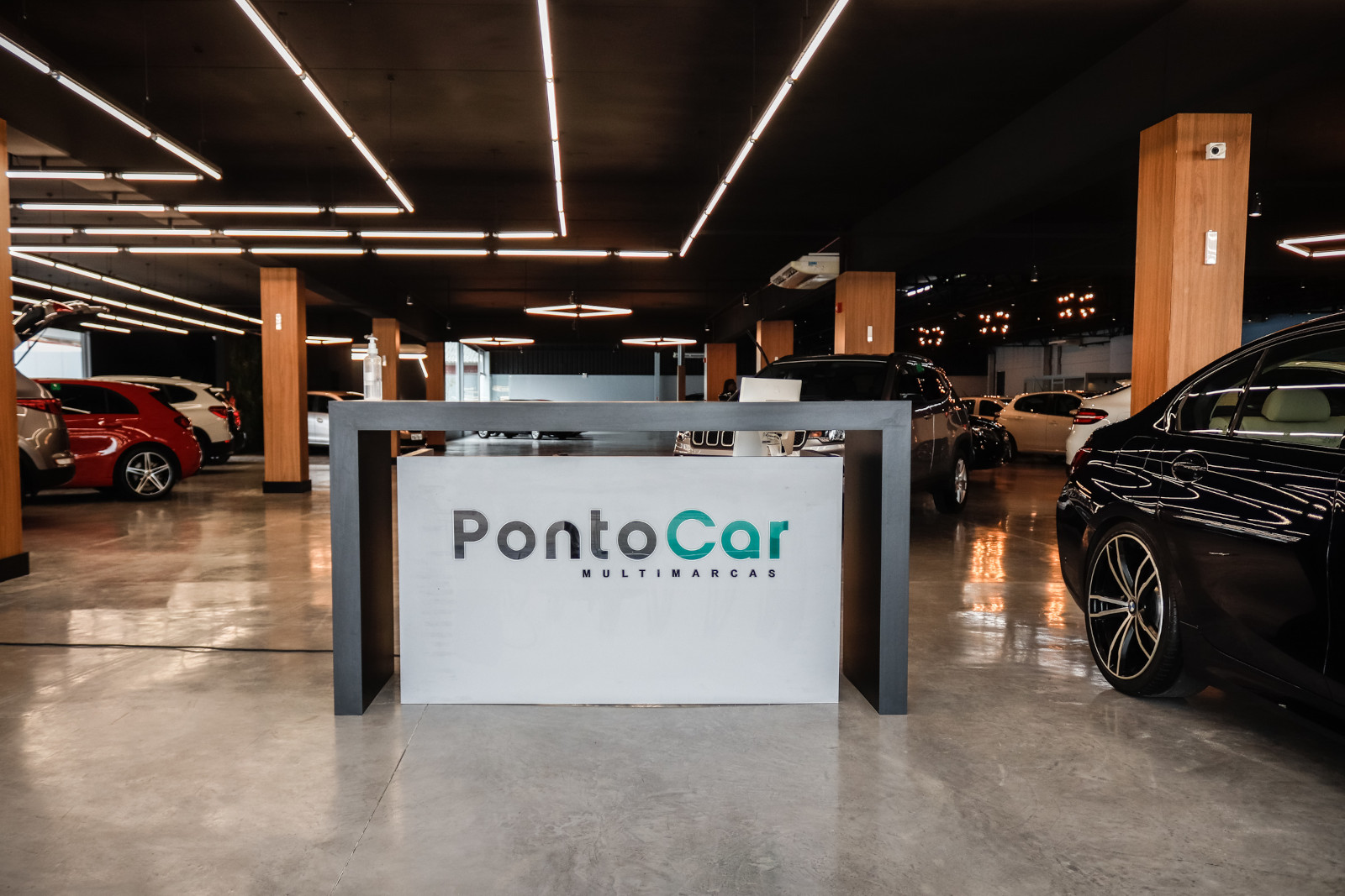 Visão do logotipo da PontoCar impresso na parede da loja